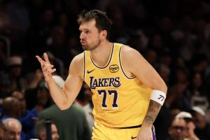 有些累了！东契奇空砍32分7板6助连续10场比赛30+ 三分绝平太难了