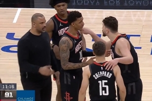 努力追！谢泼德强攻得手追到4分 随后申京集中起来喊话队友