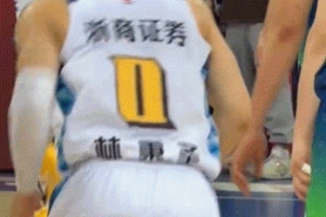 胡金秋最后一攻扣篮成功但被大卫·詹姆斯拍到头部 随后倒地不起