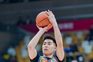 替补齐发力！李添荣三分9中6砍18分 偰李永炜8中7贡献17分3板4助