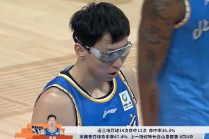周琦上罚球线~字幕：近3场34罚12中 上一场8罚0中 媒体人绷不住了