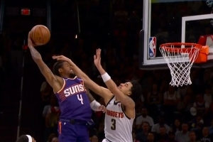 可惜！杰伦·格林腾空暴起 战斧隔扣斯特劳瑟被犯规破坏