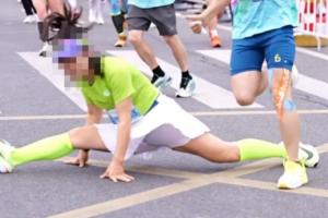 组委会谈马拉松选手“一字马”：影响后方选手安全，经审核后处罚