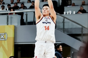 李弘权：山西的转换很强 我们在防守端限制了他们 进攻也在节奏上