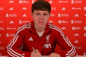 利物浦官方：18岁中场乔·厄普顿签下首份职业合同