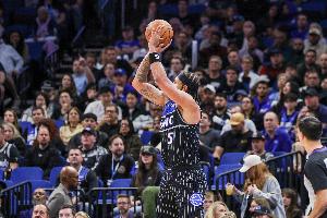 火力全开！班凯罗半场11中6砍下21分3板2助1断 首节独得16分