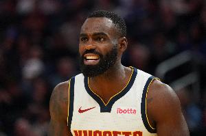 带刀侍卫!半场小哈达威7中4拿12分 斯特劳瑟3中2得7分