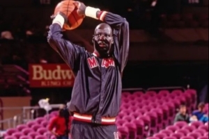 “你长这么高，就应该去投三分”