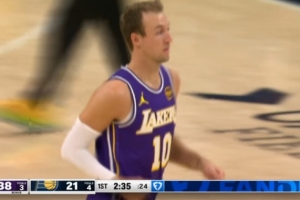 乘胜追击！肯纳德外线开火 连续三分命中助湖人领先17分打停对手