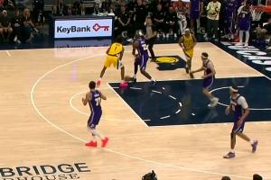 本来0失误的啊！詹姆斯最后时刻拿球看向雷迪克 被托平生断暴扣！