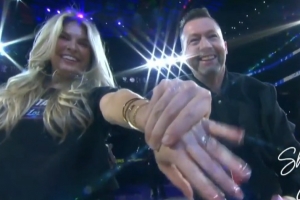 浪漫又幸福！活塞主场暂停期间 有球迷现场求婚&疯狂展示钻戒~