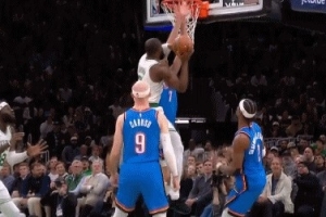 闲庭信步！杰伦·布朗体前变向过掉亚历山大 滞空拉杆上篮打中