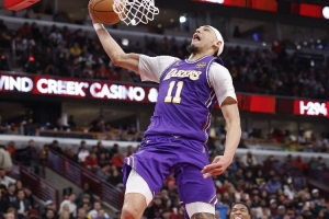 拉拉维亚抢断 詹姆斯仙人指路助飞海斯 湖人开场先声夺人