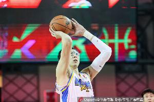 记者：随着疲劳感增加 周琦的腰&眼伤都对罚球出手的感觉产生影响