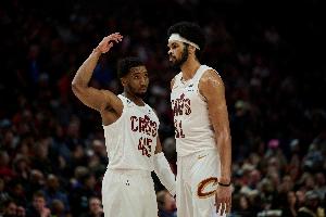 米切尔:阿伦的作用是不可替代的 他不在莫布里护筐的压力很大