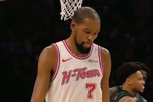 杜兰特造成犯规&第一罚罚丢 第二罚故意罚丢获球权&发球被抢断