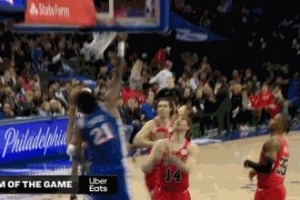 身体状态不错！恩比德低位转身杀入内线完成暴力隔扣！