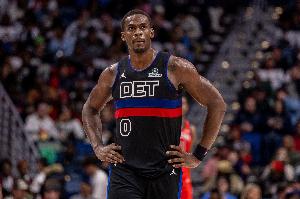 内线终结还是很稳定！杜伦半场7中5拿到12分4板 但3失误略多