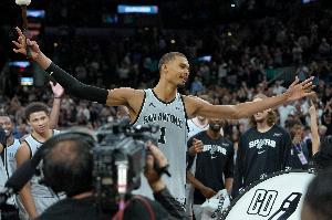 文班本赛季不止一次单场抢断+盖帽总数上双 联盟唯一！